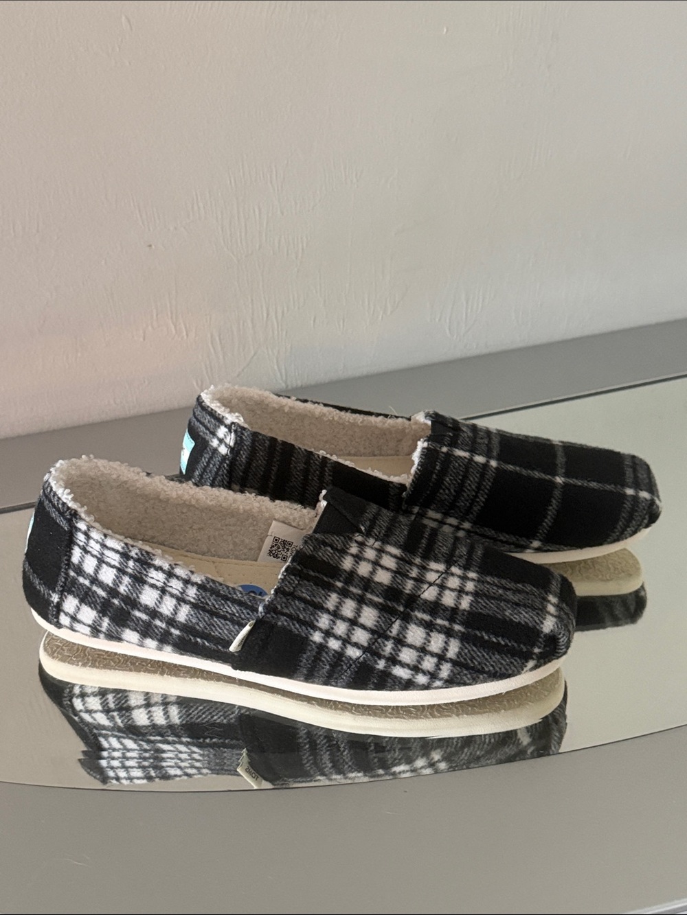 TOMS Belmont Flats Size 7.5 Women’s NWT Black & White Plaid Faux Shearling - Picture 4 of 12